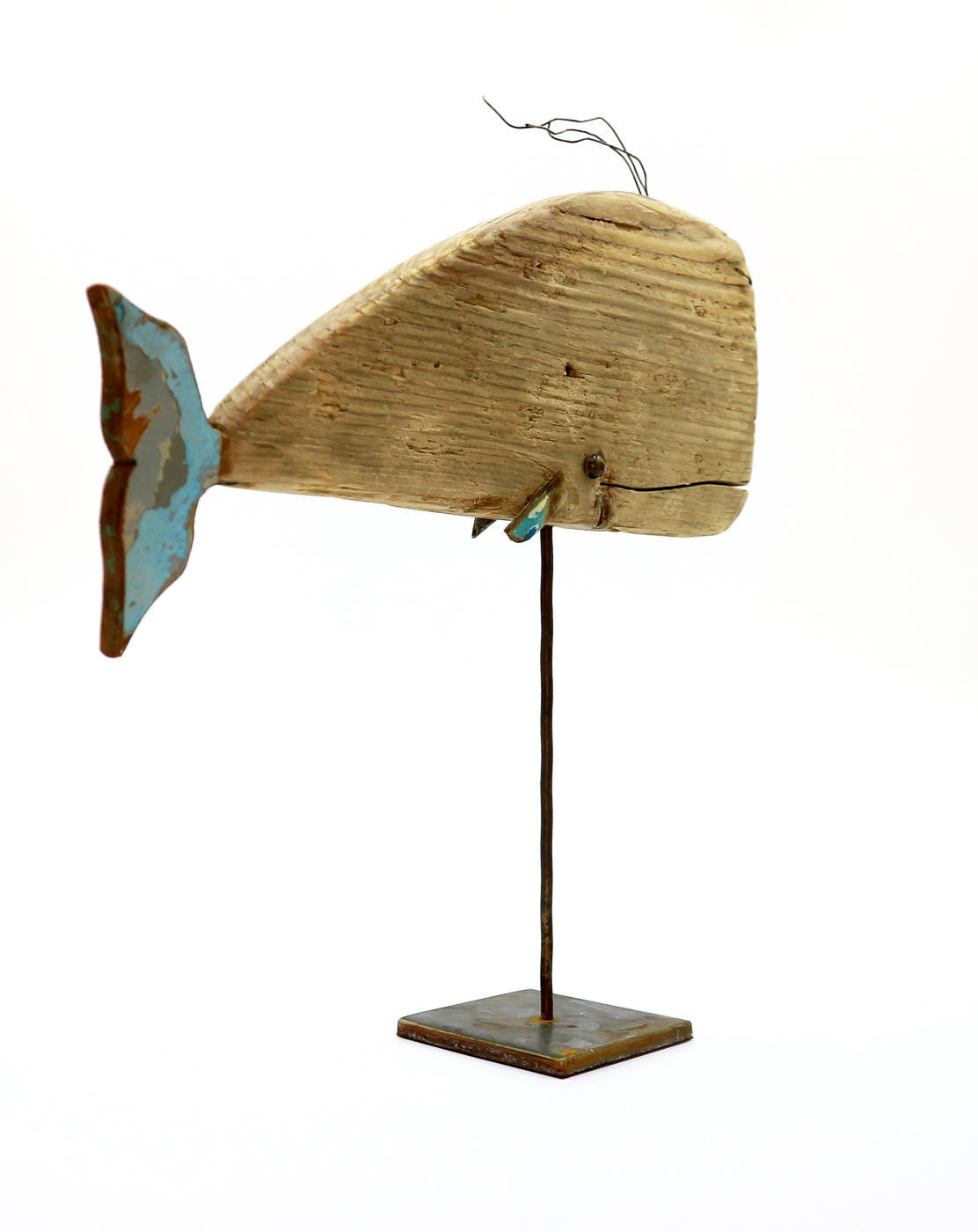 Drveni kit sa plavim repom na metalnom postolju, driftwood art tehnika